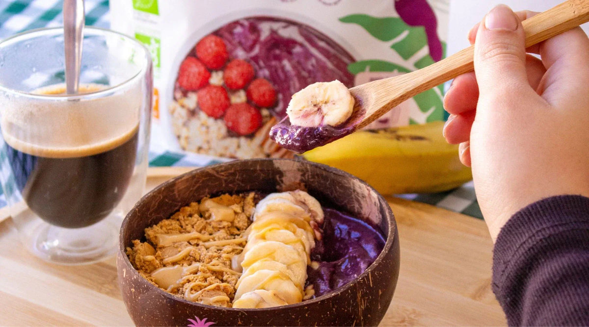 açai bowl avec banane, paçoca et beurre de cacahuète